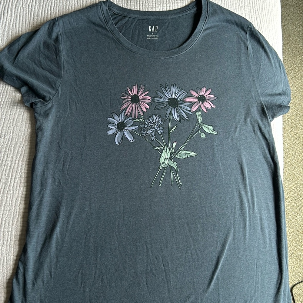 Comfy light weight gray soft T shirt Gap  size L.
